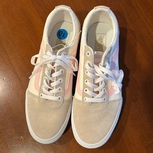 NWOT - Van’s Off the Wall Ward platform sneaker